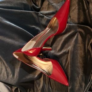 Closed toe pumps pointy toe